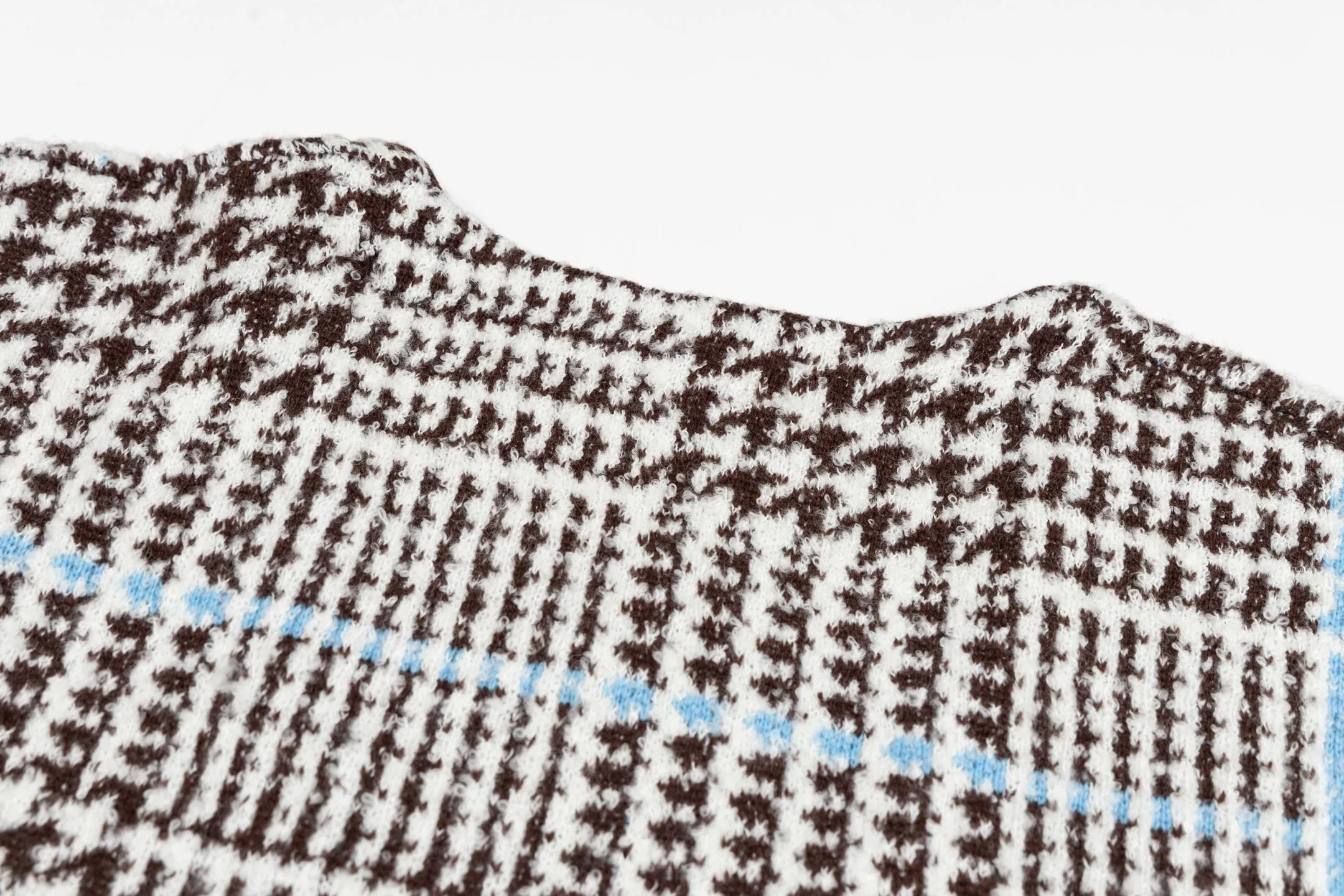 🅿️570 1v 26SS houndstooth letter intarsia V-neck knitted cardigan. The original version was purchased for 14,743 and developed. The fabric is made of yarn fabric made of 69% sheep wool blended with 31% nylon. The main pattern is woven with a full-width jacquard process, which interweaves the houndstooth pattern with light blue line texture. At the same time, the brand logo elements are integrated into the body through the intarsia process, and the edges of the pattern are connected delicately and seamlessly. The collar, cuffs and hem are made of 100% sheep wool ribbed fabric, and are edged with double-needle seaming technology, which has both elasticity and shaping effect. The front placket is equipped with natural-textured buttons, and the side seam pockets use invisible stitching technology to blend naturally with the jacquard texture of the body. The overall shape is shaped through three-dimensional tailoring, and the shoulders are stitched with seamless stitching to ensure fit and comfort. The entire piece is finished with handcrafted details in an Italian workshop, showing the craftsmanship precision of high-quality knitted items. The overall wiring is straight and delicate, the fabric is comfortable and soft, and the color is consistent without color difference. It can be matched with the same style to create a fashionable look and control various occasions. Customized accessories, complete with three standards, the same style for men and women. Size:S-M-L-XL